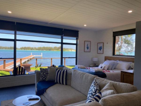 Serenity by the Lake - Romantic Waterfront Couple's Getaway